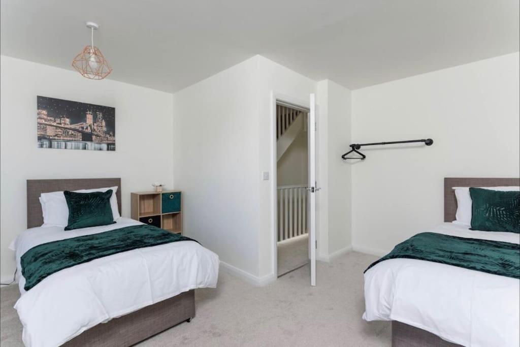 Luxury 3-Bedroom, 2-Bathroom Home Sleeps 7 People ลิเวอร์พูล ภายนอก รูปภาพ