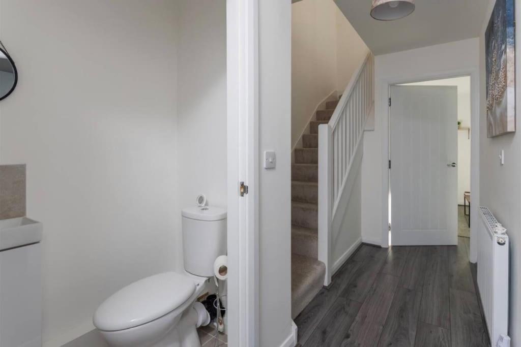 Luxury 3-Bedroom, 2-Bathroom Home Sleeps 7 People ลิเวอร์พูล ภายนอก รูปภาพ