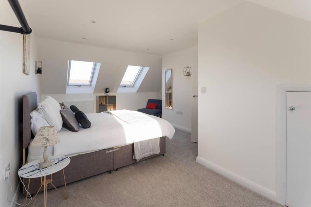 Luxury 3-Bedroom, 2-Bathroom Home Sleeps 7 People ลิเวอร์พูล ภายนอก รูปภาพ