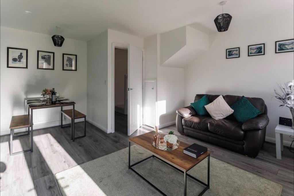 Luxury 3-Bedroom, 2-Bathroom Home Sleeps 7 People ลิเวอร์พูล ภายนอก รูปภาพ