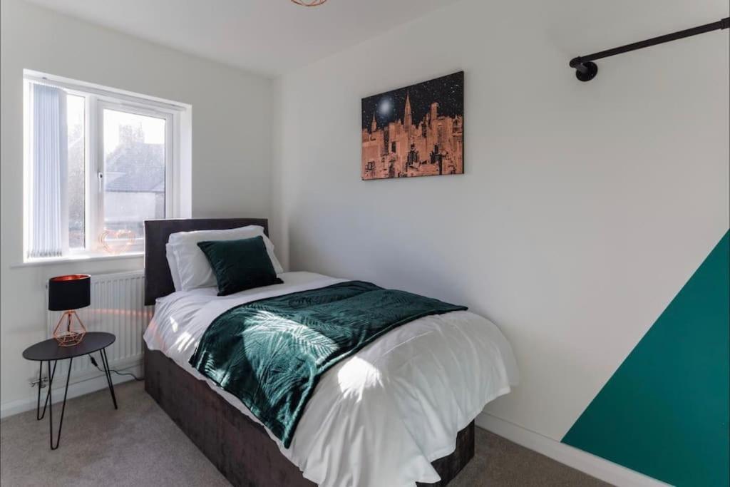 Luxury 3-Bedroom, 2-Bathroom Home Sleeps 7 People ลิเวอร์พูล ภายนอก รูปภาพ